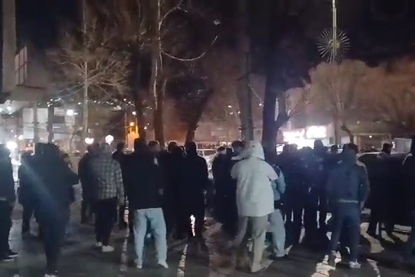 اعتقال 4 معلمين إيرانيين إثر احتجاجات في جيلان ومشهد وتاكستان