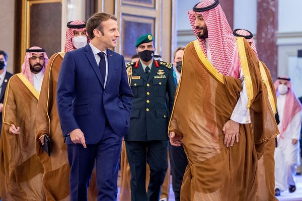 الرئيس الفرنسي من السعودية: لا يمكن معالجة ملف إيران النووي دون استقرار المنطقة
