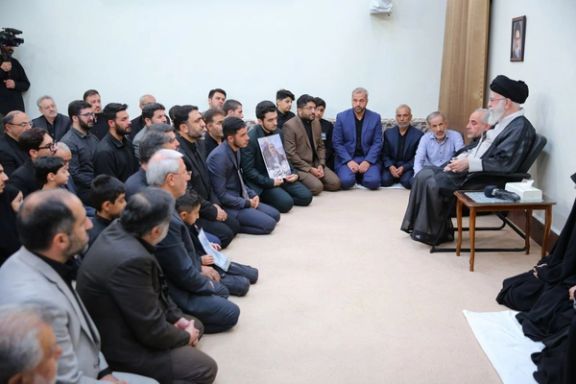 عکسی که با عنوان دیدار خامنهای با خانواده کشتهشدگان سانحه سقوط بالگرد در رسانههای ایران منتشر شد