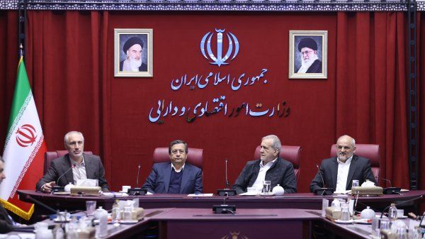 البرلمان الإيراني يبحث سحب الثقة من وزير الاقتصاد.. والرئيس يدعمه بزيارة مفاجئة