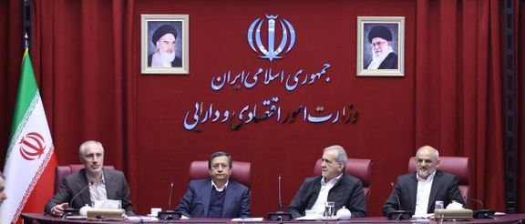 البرلمان الإيراني يبحث سحب الثقة من وزير الاقتصاد.. والرئيس يدعمه بزيارة مفاجئة