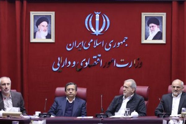 البرلمان الإيراني يبحث سحب الثقة من وزير الاقتصاد.. والرئيس يدعمه بزيارة مفاجئة