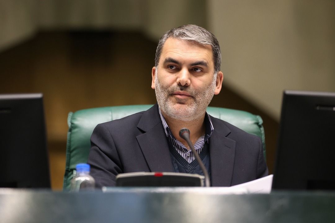 عضو کمیسیون برنامه و بودجه مجلس: تیم دولت پذیرفته توان کاهش تورم و مهار ارز را ندارد