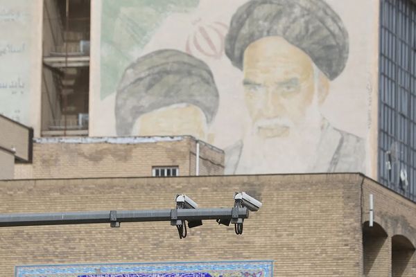 إيران في مفترق طرق.. النظام يسعى للبقاء والمجتمع يرغب في التجدد