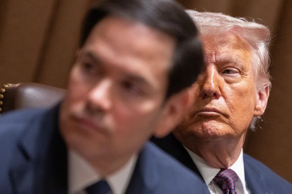 وثيقة سرية: إدارة ترامب استأنفت المساعدات للمشاريع المتعلقة بإيران