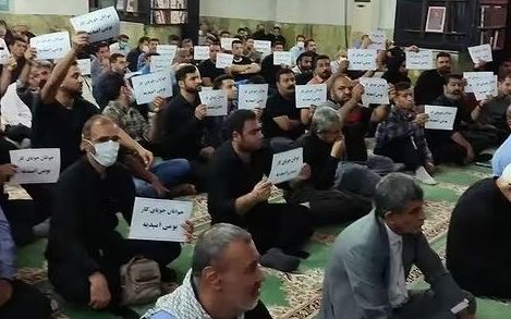 جوانان بیکار امیدیه در استان خوزستان، در محل نمازجمعه این شهر تجمع اعتراضی برگزار کردند