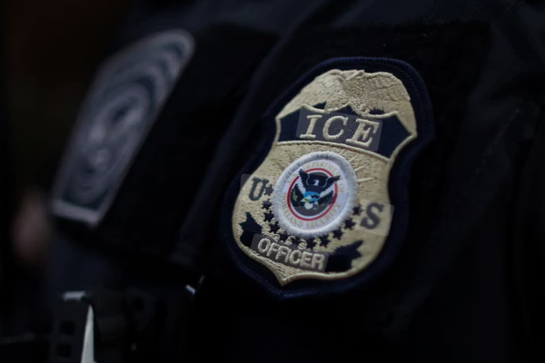 معاناة ومحاولات انتحار.. تفاصيل جديدة عن الإيرانيين المرحلين قسريًا من أميركا