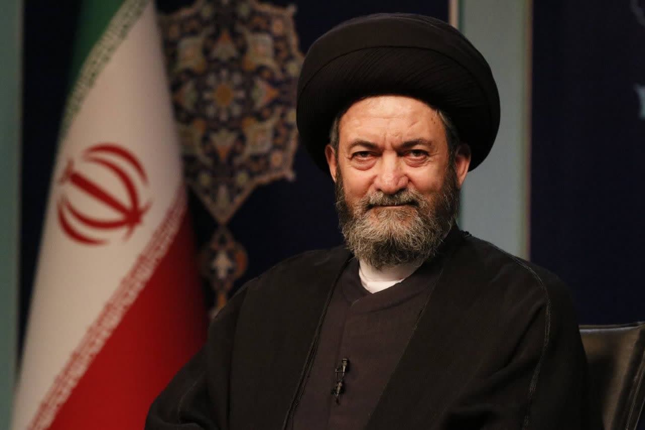 رجل دين إيراني.. تعقيبًا على حرق صور خامنئي: "العُود حين يُحرق يعطّر العالم"