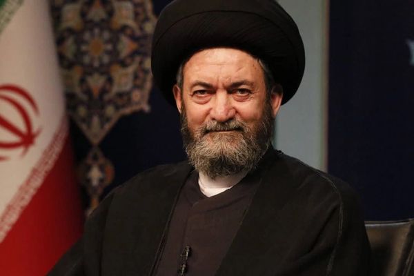واکنش یک امام جمعه به سوزاندن تصاویر خامنهای: عود وقتی بسوزد دنیا را معطر میکند