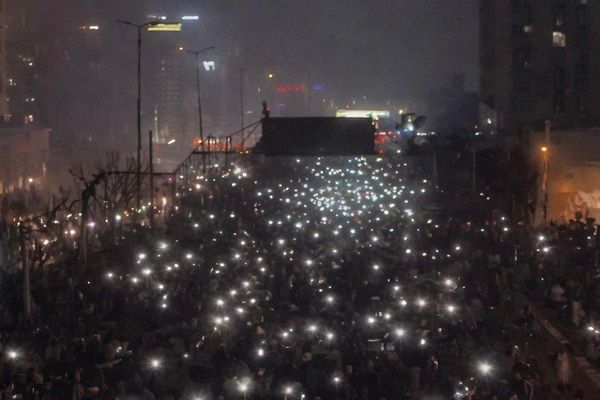 "الغارديان": قوات الأمن فوجئت بأعداد المتظاهرين وتركت الجرحى يموتون في شوارع طهران وأصفهان
