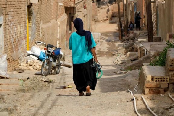 صحيفة "اعتماد" الإيرانية: ارتفاع معدل الفقر 10% خلال عامين و8 ملايين زيادة بأعداد الفقراء