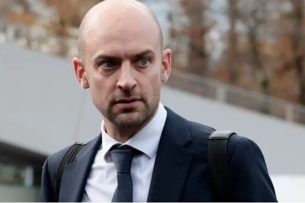 لتورط طهران في احتجاز فرنسيين..باريس: سنقدم اقتراحًا بفرض عقوبات على مسؤولين إيرانيين