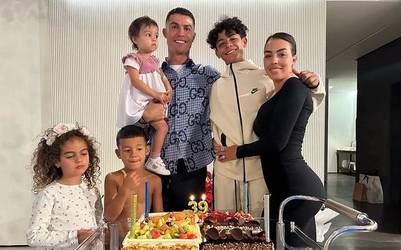 روزنامه شهرداری تهران، «باسن» دوستدختر رونالدو را سانسور کرد