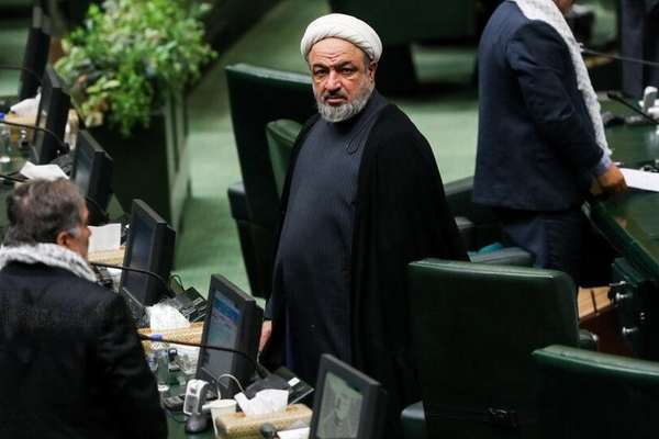 رسایی، نماینده تهران: پای برخی بانکهای خصوصی در فروش فیلترشکنها در میان است