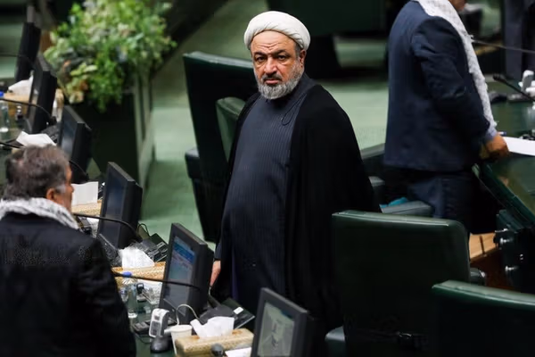 رسایی، نماینده تهران: پای برخی بانکهای خصوصی در فروش فیلترشکنها در میان است