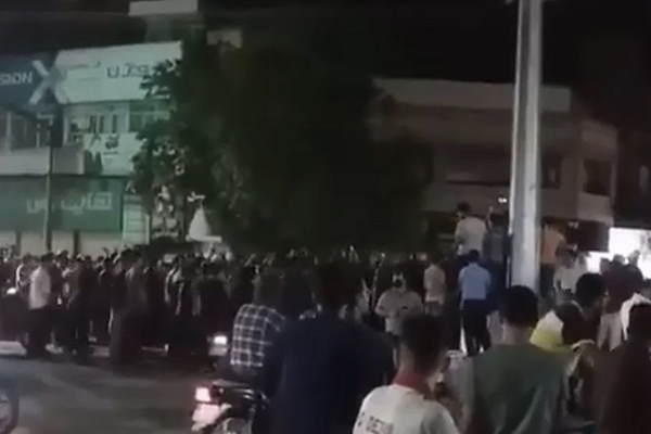 تقارير تلقتها "إيران إنترناشيونال": أجواء أمنية في بعض المدن الإيرانية وضعف وقطع للإنترنت