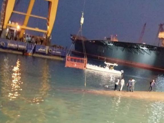 در عکسی که در رسانههای ایران منتشر شده است، چند نفر بر روی بدنه واژگون شده ناو سهند در سواحل بندرعباس دیده میشوند.