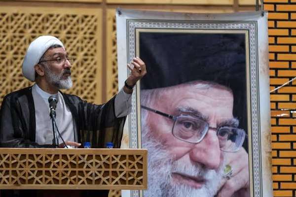 Former Minister Warns Of ‘Low Satisfaction’ Among Iranians