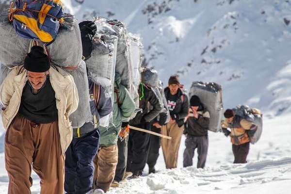 من أجل 10 دولارات يوميا.. العتالون يواجهون الموت برصاص النظام على الحدود الإيرانية