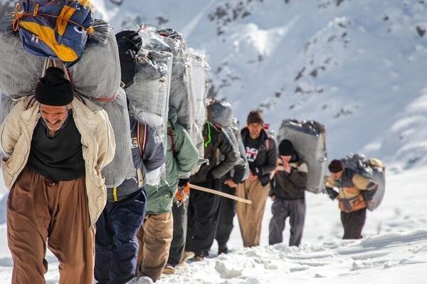 من أجل 10 دولارات يوميا.. العتالون يواجهون الموت برصاص النظام على الحدود الإيرانية
