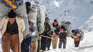 من أجل 10 دولارات يوميا.. العتالون يواجهون الموت برصاص النظام على الحدود الإيرانية