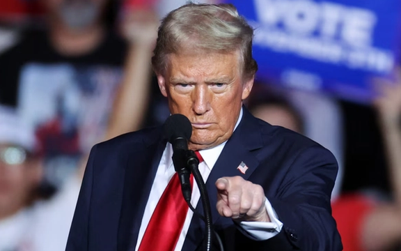 "بوليتيكو": فريق ترامب يدرس إعادة سياسة "الضغط الأقصى" على إيران