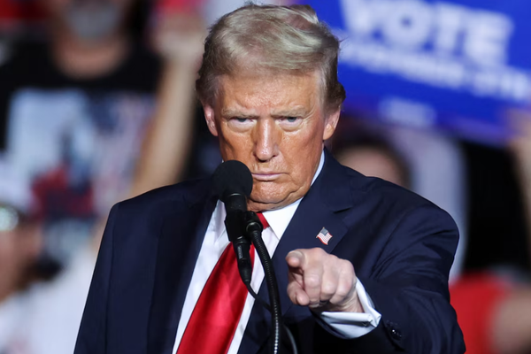 "بوليتيكو": فريق ترامب يدرس إعادة سياسة "الضغط الأقصى" على إيران