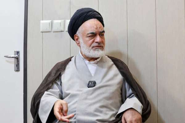 رجل دِين إيراني: خامنئي يشعر بالقلق إزاء وضع الحجاب وتفشي "قلة الحياء"