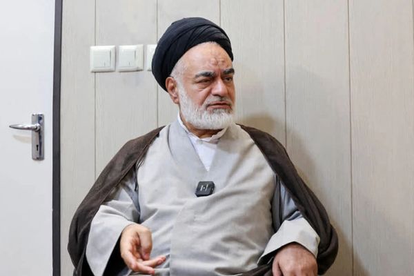 رجل دِين إيراني: خامنئي يشعر بالقلق إزاء وضع الحجاب وتفشي "قلة الحياء"