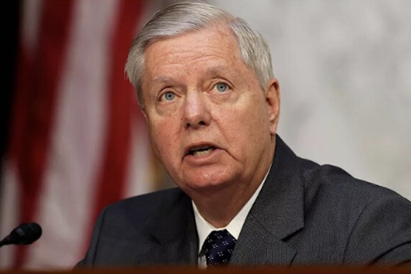 لعزل طهران اقتصاديًا.. سيناتور أميركي يقترح فرض رسوم جمركية على مشتري النفط الإيراني