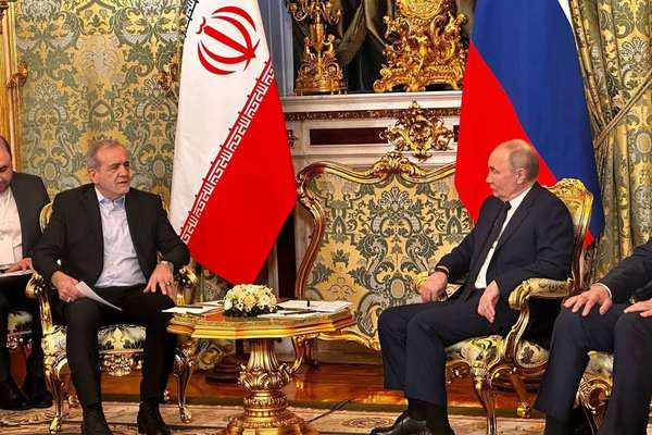 مصدر مطلع لـ"إيران إنترناشيونال": بوتين أبقى الرئيس الإيراني منتظراً لمدة ساعة قبل اللقاء