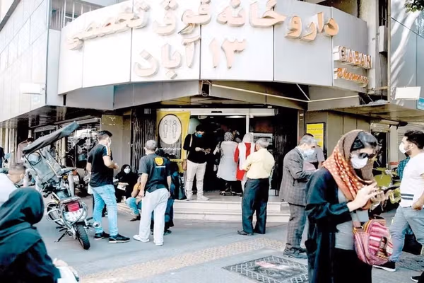 روزنامه شرق: مردم توانایی خرید محصولات مراقبت پوست و مو و مکملهای ویتامین را ندارند