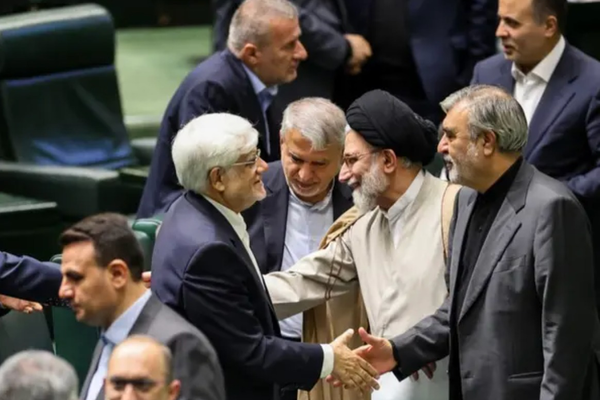 تأكيدات بضرورة طاعة المرشد ودعم المقاومة..انقسام في البرلمان الإيراني حول الحكومة الجديدة