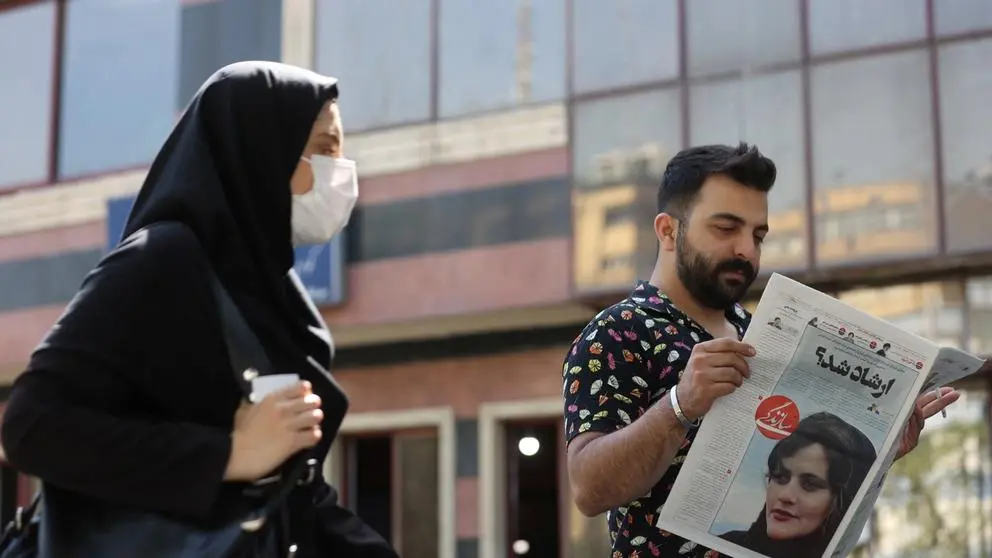 A man views a newspaper with a cover picture of Mahsa Amini, a woman who died after being arrested by the Islamic republic's "morality police" in Tehran, Iran September 18, 2022.