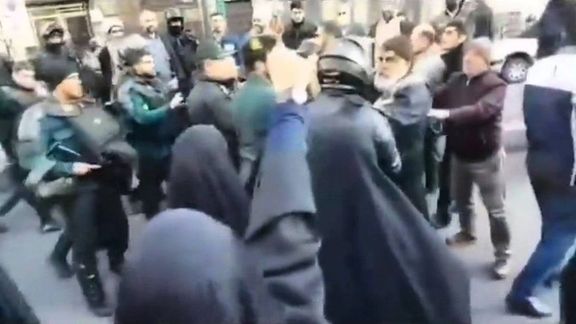 خبرگزاری مهر: حامیان حجاب در تجمع ۲۲ اسفند تهران به ماموران پلیس حمله کردند