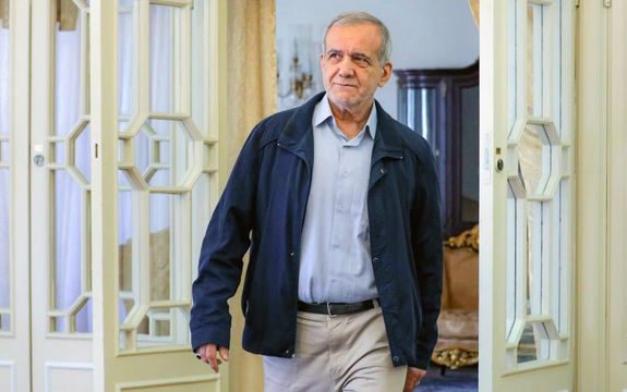 روزنامه ایران: پزشکیان در ۲۰ سال گذشته با همین کاپشن زندگی کرده