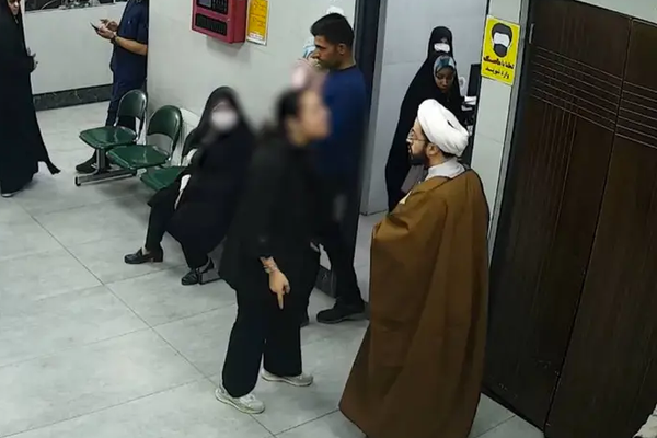 حملة تضامنية على الإنترنت لصالح سيدة إيرانية صورها رجل دين لـ"عدم الالتزام بالحجاب"