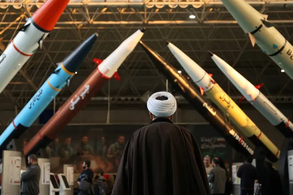 إعلام: إيران تسعى إلى إعادة بناء قدراتها العسكرية خوفاً من تجدد المواجهة مع إسرائيل