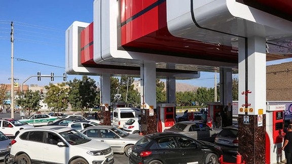 Cars trying to pump gas in Tehran amid disruption. October 27, 2021