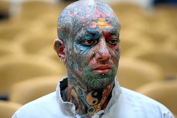 الحائزة على "نوبل" نرجس محمدي: الحكومة هي المسؤولة عن انتحار السجناء