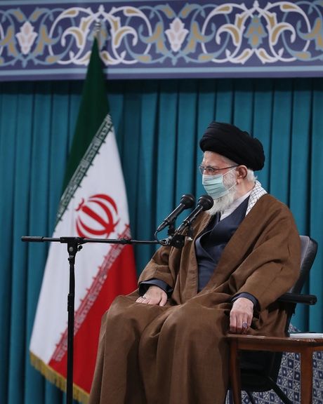 خامنهای: رییسجمهور قبلی و فعلی آمریکا دست به دست هم دادند که تتمه آبروی آمریکا را ببرند