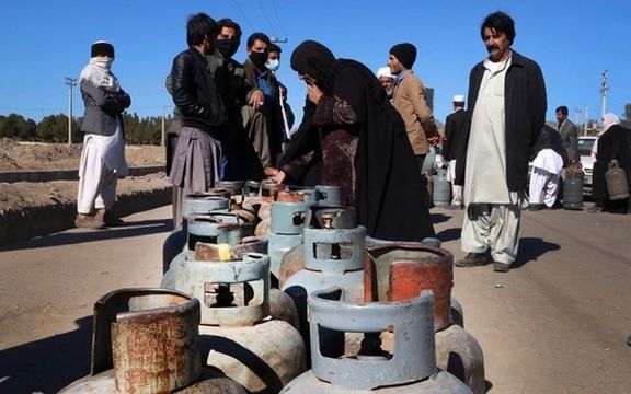 یک زن ۵۳ ساله در سیستان و بلوچستان در صف نفت از استرس سکته کرد