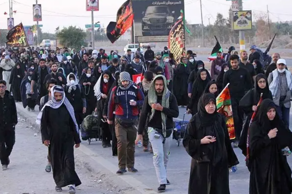 بعد وفاة 48 شخصا وإصابة الآلاف بضربة شمس.. السلطات الإيرانية تتنصل من فوضى مراسم الأربعين