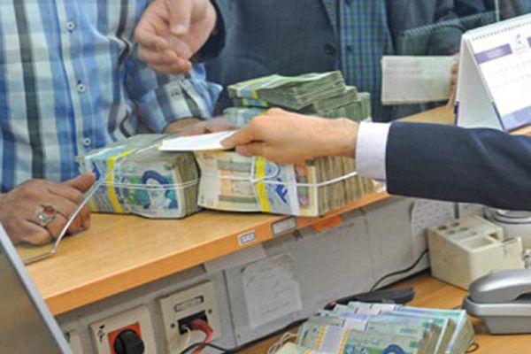 نقص حاد في أوراق النقد بالبنوك الإيرانية عقب حملة تحويل الأموال إلى دولارات وذهب