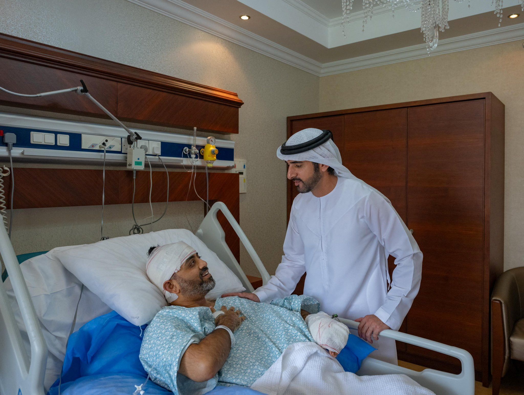 ملاقات حمدان بن محمد آل مکتوم، ولیعهد دبی، با اسمیت مَچار، کاپیتان هندی فلای&zwnj;دبی در مکانی نامشخص در امارات متحده عربی. مچار پس از زخمی شدن در حمله همکارش با سلاح سرد در هواپیما، تحت درمان است. ۱۱ مهر ۱۴۰۵. رویترز