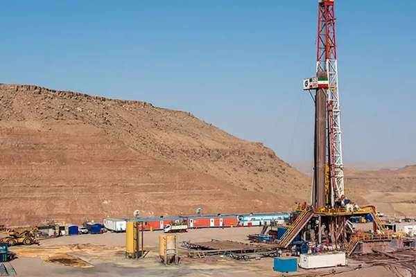 مشاركة شركات روسية لتطوير7حقول نفطية بإيران بعد غموض في مصير عقود تطوير حقول النفط والغاز