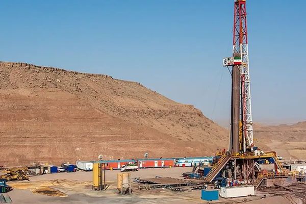 مشاركة شركات روسية لتطوير7حقول نفطية بإيران بعد غموض في مصير عقود تطوير حقول النفط والغاز