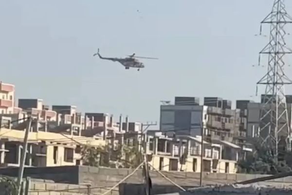 مروحيات عسكرية تحلق في سماء تشابهار عقب الهجوم على مقر شرطة راسك بمحافظة بلوشستان إيران