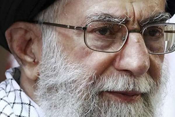 المرشد الإيراني يطالب النساء بـ"إجبار" أزواجهن وأبنائهن على المشاركة في الانتخابات
