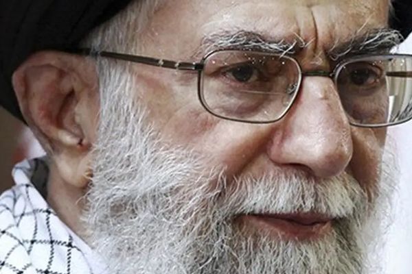 المرشد الإيراني يطالب النساء بـ"إجبار" أزواجهن وأبنائهن على المشاركة في الانتخابات